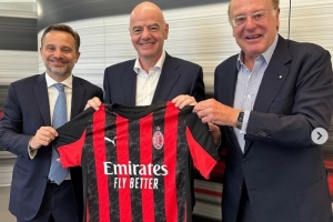 国际足联主席因凡蒂诺造访米兰总部，并与米兰高层合影