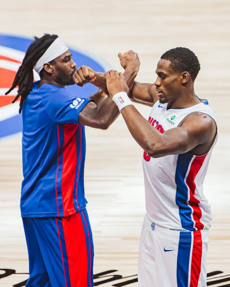 开云体育-场均抢断盖帽联盟第一！活塞官方分享斯图尔特和杜伦的合影