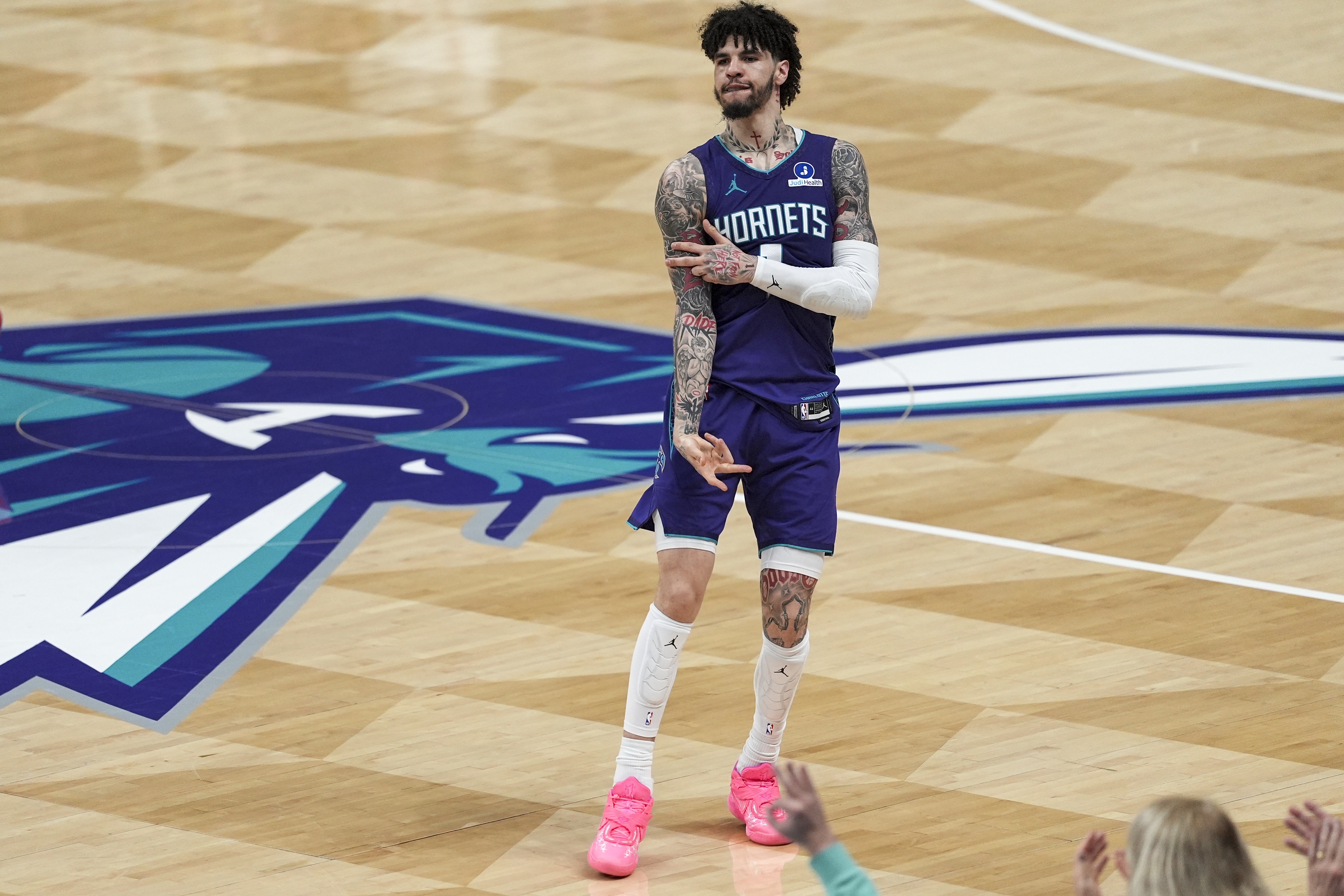 在线体育-不得了哦！黄蜂近19战16胜 连续6场至少赢15+比肩17-18赛季勇士