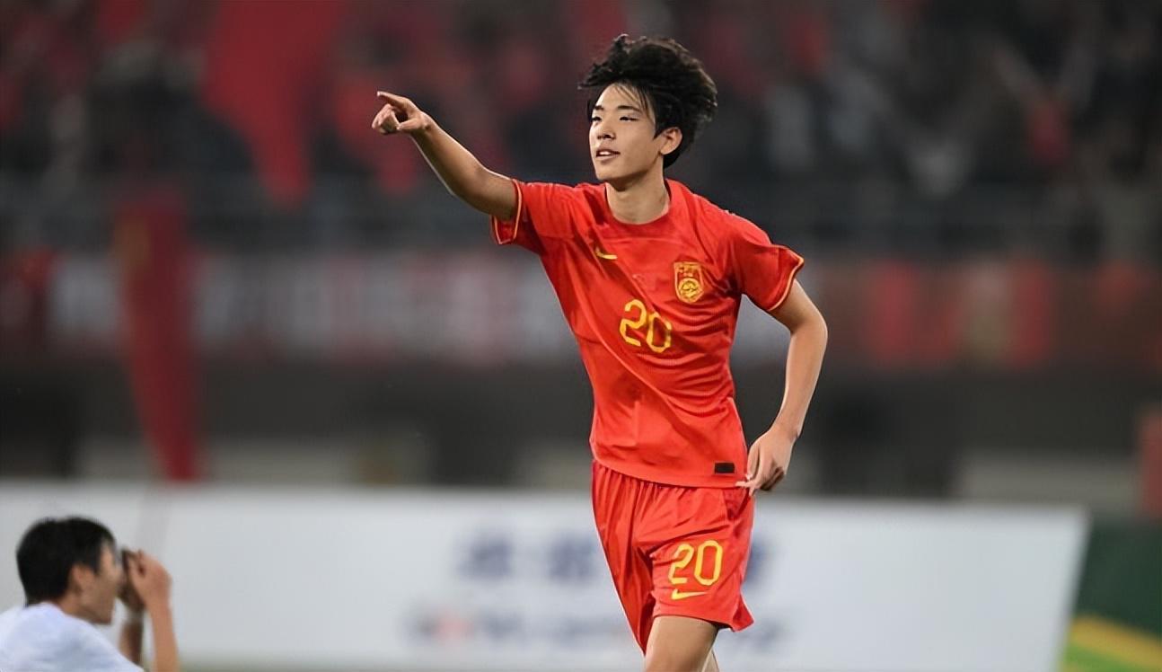 30岁的大连英博中锋发文离队，俱乐部当初踢中冠时，他曾是主力